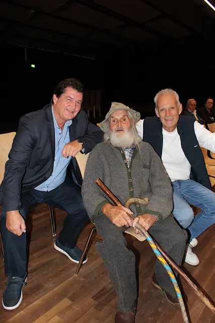 Bgm. Manfred Schafferer mit Künstler Karl Obleitner  und Vizebgm. Max Unterrainer 