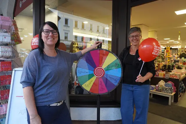 Bei der Tyrolia Steinach gab es Rabatte und Gewinne. Im Bild Sandra Kreidl und Silvia Knolz | Foto: Kainz