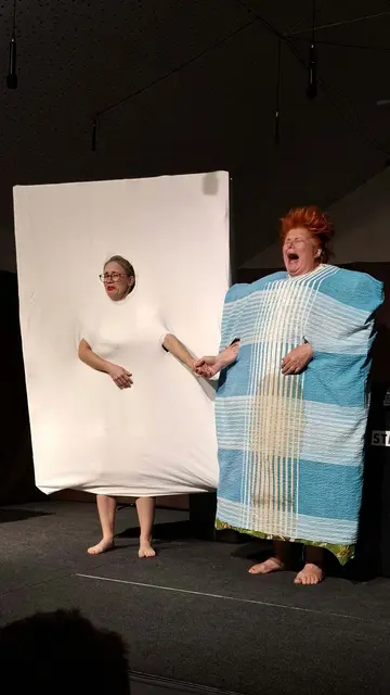 Carina Schneider und Helma Wachter als Matratzen am Müllplatz. | Foto: Kulturkreis Neuaigen