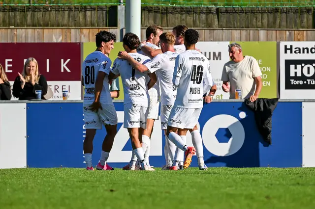 Großer Jubel um Fabian Schubert. Der Goalgetter schoss mit zwei Treffern den ASK Voitsberg zum ersten Heimsieg in dieser Saison. | Foto: GEPA-Pictures
