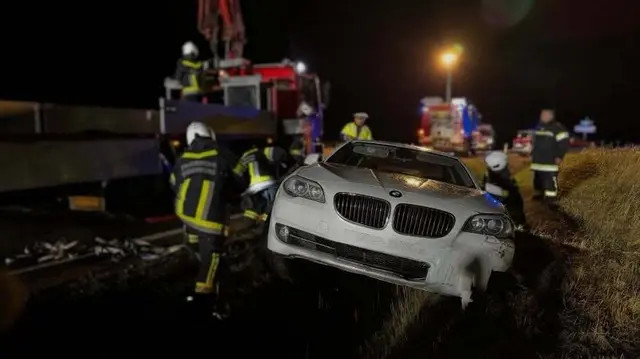 Nasser Asphalt, ein Pkw im Graben und ein nächtlicher Feuerwehreinsatz sorgten auf der B35 bei Gauderndorf für Aufsehen. | Foto: Feuerwehr Eggenburg