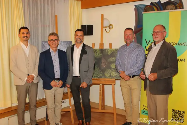 Dipl. Ing. Stefan Ebner, Dr, Peter Mayer, Fotograf Florian Winter, Bürgermeister Josef Rothensteiner mit Obmann des Verschönerungverein Kurt Heuböck. Er machte die Ausstellung im Pressbaumer Rathaus möglich.