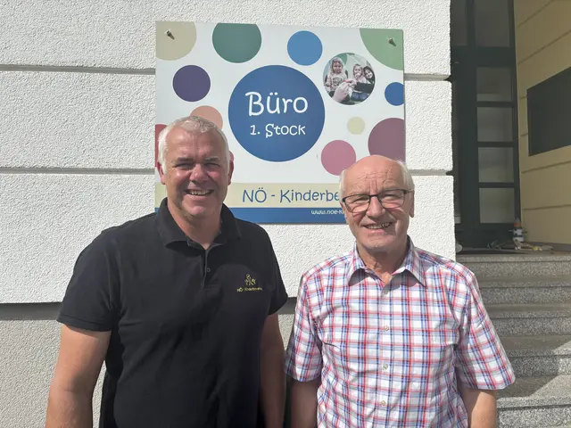 Vor dem Gemeindeamt Bad Traunstein: Roland Zimmer und Friedrich Fürst arbeiten eng zusammen. | Foto: Evi Leutgeb