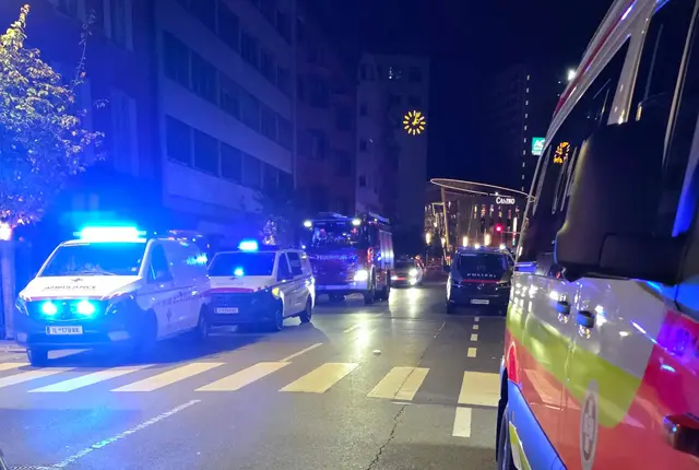 Neben mehreren Polizeistreifen waren 21 Einsatzkräfte des Rettungsdienstes mit einem Notarzteinsatzfahrzeug, einem Einsatzleitfahrzeug und sechs Rettungswagen vor Ort. Die Berufsfeuerwehr Innsbruck war mit zwei Fahrzeugen und acht Einsatzkräften im Einsatz. | Foto: RKI