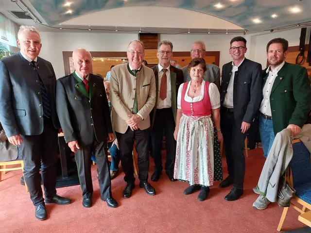 Team der Stadtgruppe Murau und Umgebung mit den Ehrengästen. Obmann Anton Kühr mit GF Obfrau Friederike Rossmann in Bildmitte.   | Foto: Anita Galler
