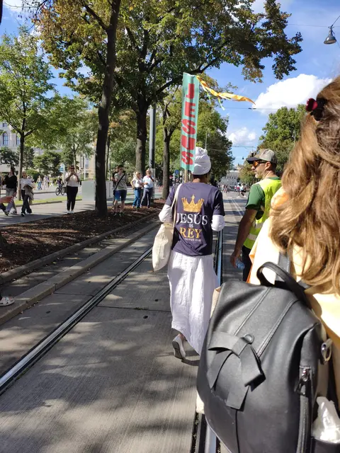 "Jesus is Rey" steht auf dem T-Shirt dieser Teilnehmerin. | Foto: Mathias Kautzky/MeinBezirk
