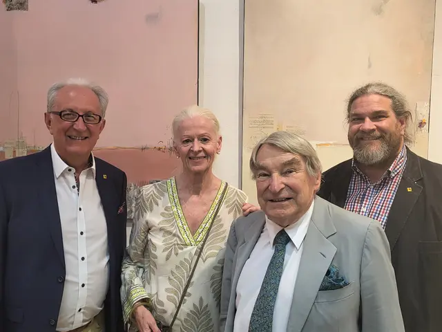 Laudartor und Eröffnungsredner Stadtrat Günter Herz, Künstlerin Sigrid Koller, Ehrengast Prof. Dr. Günter Kreijs, Kultur-Mitte-Obmann Klaus Bergmaier. | Foto: Galerie Kultur Mitte Krems