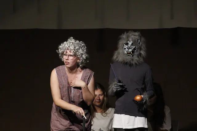 Julia Pennerstorfer und Robin Hirsch als Großmutter und Wolf. | Foto: Kulturkreis Neuaigen