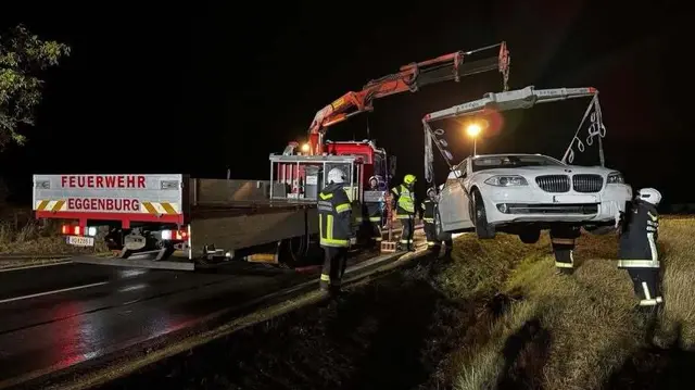 Für die Bergung des Pkw wurde schließlich ein Kran eingesetzt. Damit konnte das Fahrzeug aus dem Graben gehoben und von der Unfallstelle entfernt werden. | Foto: Feuerwehr Eggenburg