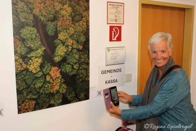 Jutta Polzer scannt den QR Code um die Koordinaten des Bildes zu erfahren.
