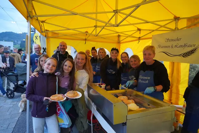 Die Kiachl der Ortsbäuerinnen schmeckten wieder besonders gut. Dem neuen Ausschuss steht Manuela Röthinger (vorne rechts) vor. | Foto: Kainz