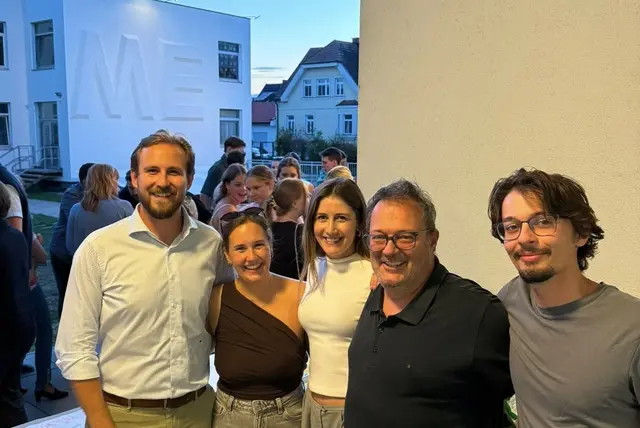 Der neue Vorstand des Absolventenverbands (v.l.n.r.): Maximilian Machek-Rückert (Obmann), Pia Himsl BA, Leoni Geifes BSc, Mag. Rivo Killer, Julius Killer.