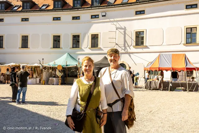 Susanne und Gottfried - Fans von Mittelalterfesten in entsprechendem Outfit. | Foto: cine-motion.at / R. Ivanek