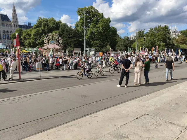 Vor dem Burgtheater trafen "Marsch für Jesus" und die Rad-Demo Kidical Mass aufeinander - friedlich, wohlgemerkt. | Foto: Mathias Kautzky/MeinBezirk
