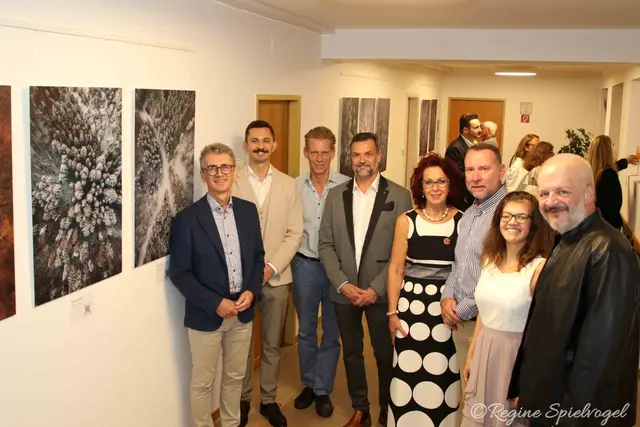 Dr. Peter Mayer Leiter des BGM, Dip. Ing. Stefan Ebner, Peter Strömmer, Fotograf Florian Winter, Beate Strömmer, Bürgermeister Josef Rothensteiner, Patricia Donner und Intendant der Wientalbühne Erich Baumgartner.