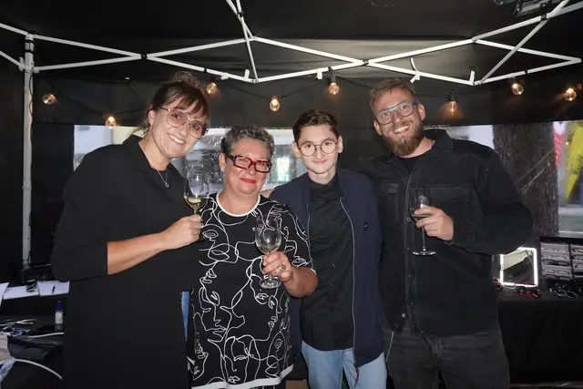 Beste Laune herrschte auch bei Augenoptikermeister Tom Geir und seinem Team. | Foto: Kainz
