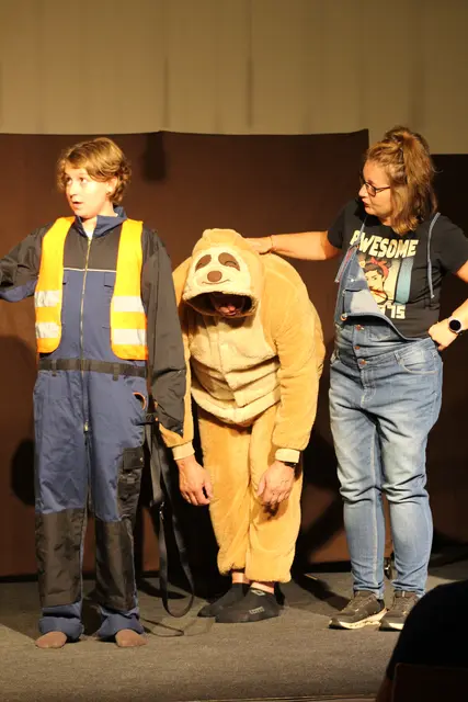 Noah Grubmüller und Nicole Witzmann bringen Hans Wachter als Faultier. | Foto: Kulturkreis Neuaigen