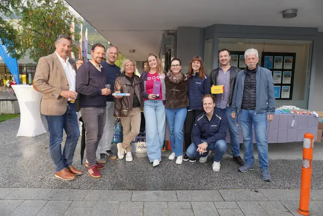 Das Team der Sparkasse Steinach rund um Filialleiterin Miriam Förg mit Kunden und der Gemeindeführung. | Foto: Kainz