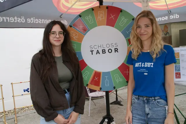 Beim Eingang luden Mia und Natalie zu einem Glücksspiel ein. | Foto: Anna Maria Kaufmann