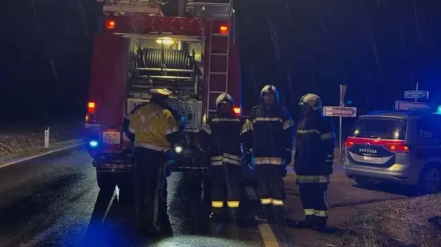 Beim Eintreffen befand sich ein Pkw neben der Fahrbahn im Graben. Die genaue Lage an der Unfallstelle musste zunächst erkundet werden. | Foto: Feuerwehr Eggenburg