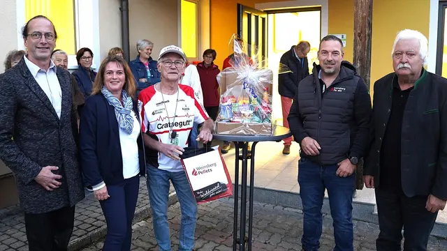 Empfang für einen Ausnahmesportler in Bärnkopf: Bürgermeister Christian Hörhan, Amtsleiterin Gabriele Baumgartner, Radfahrer Herbert Lackner sowie die beiden Sponsorvertreter Dominik Haider und Otto Hofer (von links). | Foto: Franz Fichtinger