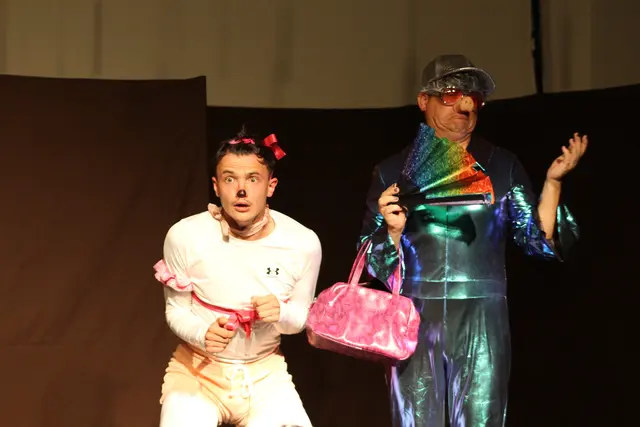 Fabian Denninger als Tinkerbell und Rene Zuleger als Hängebauchschwein Berti. | Foto: Kulturkreis Neuaigen