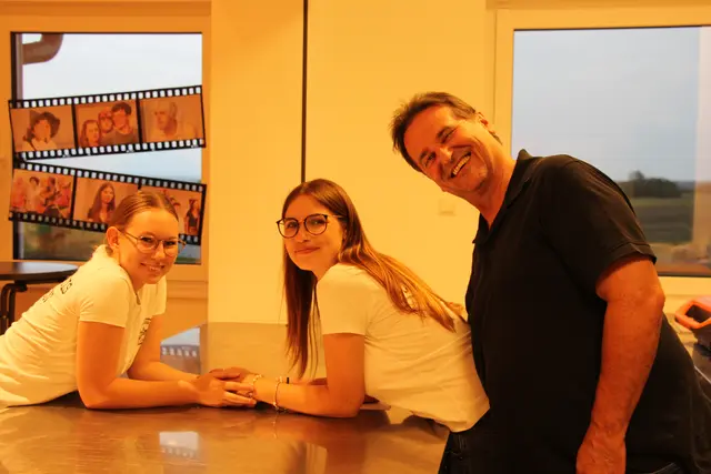 Julia Pennerstorfer mit den helfenden Händen Tina und Herbert Rechnitzer. | Foto: Kulturkreis Neuaigen