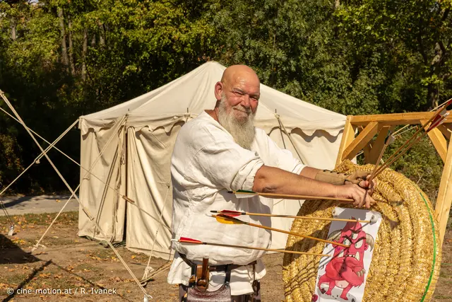 Lagerchef Tom zeigte das Langbogenschießen aus dem 14. Jh. - Interessensgemeinschaft " Circum Regem". | Foto: cine-motion.at / R. Ivanek