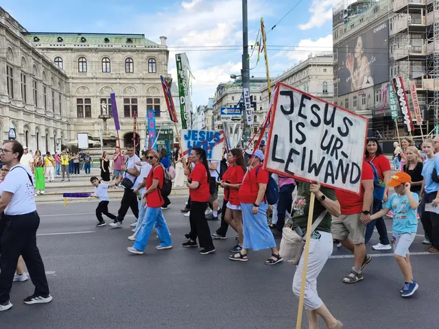 Vor der Oper marschierten die Teilnehmerinnen und Teilnehmer in Richtung Hofburg. | Foto: Mathias Kautzky/MeinBezirk