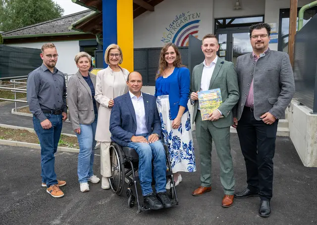 GR Anton Kanzian, GfGR Daniela Loidolt, Landeshauptfrau Johanna Mikl-Leitner, Vizebürgermeister Michael Meier, Viktoria Hutter, Bürgermeister Florian Hutter, GfGR Ing. Harald Winkelbauer. | Foto: Amt der NÖ Landesregierung