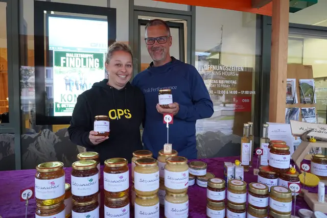 Imkerin Alexandra Fidler wurde am Stand von ihrem Mann Ossi unterstützt. | Foto: Kainz