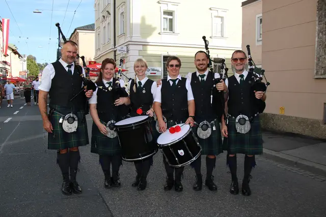 Die Salzburg Rampant Lion Pipe Band mit Stefan Kühnel (2. v. r.) spielte beim autofreien Tag in der Maxglaner Hauptstraße auf.