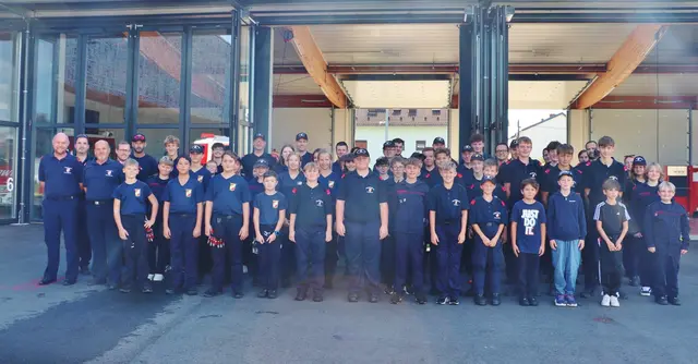 OBI Daniel Gössler und Harald Wilfling (li) mit der Feuerwehrjugend aus dem Abschnitt 7 und ihren Betreuern nach Abschluss der Übung, bevor es zum Mittagessen ins Rüsthaus ging. 