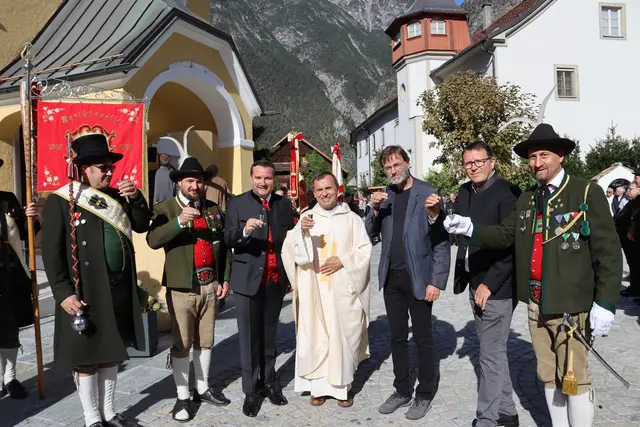Ein „Schnapserl“ durfte natürlich nicht fehlen, im Bild sind der Stabführer der Musikkapelle Zams, Markus Matt, Markus Stubenböck (Obmann Schützenkompanie Zams), Bürgermeister Benedikt Lentsch, Pfarrprovisor Wojciech Galda, die Architekten Harald Kröpfl und Michael Goidinger und Hannes Rudig, der Hauptmann der Schützenkompanie Zams.  | Foto: Elisabeth Zangerl