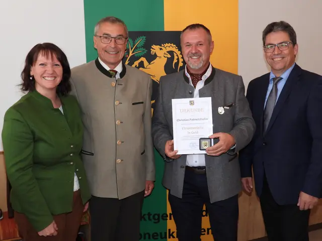 Bürgermeiserin Barbara Payreder, Horst Kerschbaumer, Christian Palmetshofer, Vizebürgermesiter Manfred Nenning.  | Foto: Zinterhof