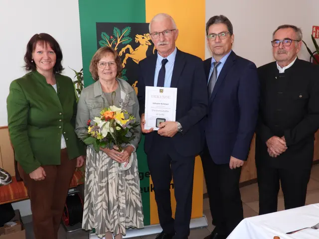 Bürgermeisterin Barbara Payreder, Johann Kriener mit Gattin, Vizebürgermeister Manfred Nenning, Erich Wansch, Ehrenobmann der Wassergenossenschaft Pabneukirchen Markt.  | Foto: Zinterhof