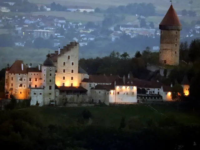 Aufgenommen von der Burg Kreuzen Richtung Burg Clam.  | Foto: Robert Zinterhof