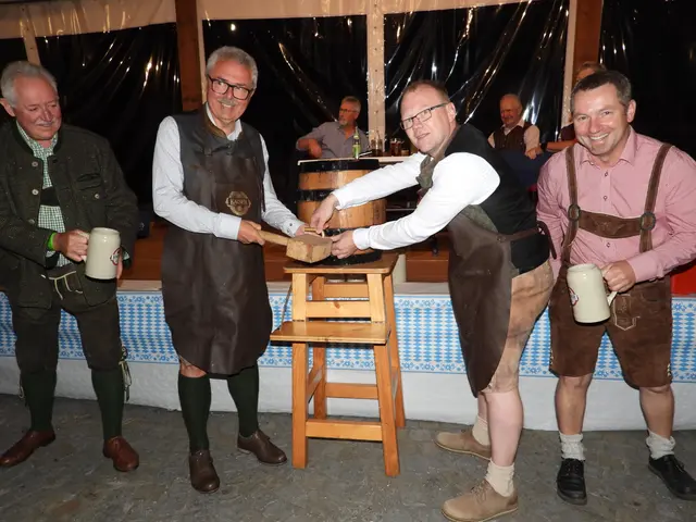 Erste Bad Kreuzner Wiesn auf Burg Kreuzen. Ein großartiger Erfolg! Gemeindevorständin  Nach drei Schlägen floss das Bier.  | Foto: Robert Zinterhof