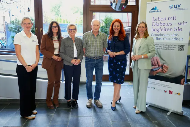 Beim Besuch des Diabetesnetzwerks in Kufstein (v.li.): Bettina Embacher (Diabetesberaterin Diabetesnetzwerk Kufstein – LIV Tirol), Andrea Wicke (stv. Landesstellenleiterin der ÖGK in Tirol), Agnes Loidl (Koordinatorin Diabetes Tirol – LIV Tirol), Friedrich (100. Teilnehmer Diabetes-Pilotprojekt), LRin Cornelia Hagele und Renate Reingruber (Institutsvorständin LIV Tirol).
 | Foto: Land Tirol/Krepper