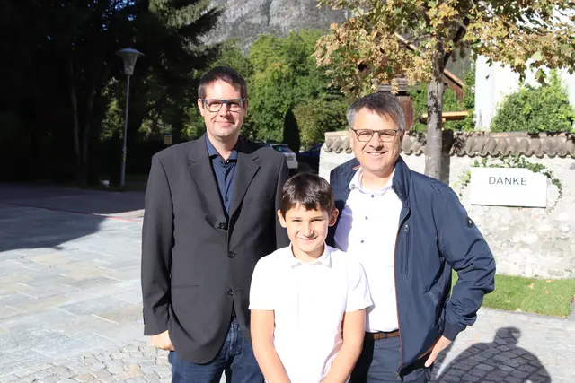 Das Baubezirksamt Imst war für den Umbau an der Landesstraße zuständig, folglich waren zwei Mitarbeiter vertreten, im Bild sind Johannes Monz sowie Adrian und Bernd Stigger.  | Foto: Elisabeth Zangerl