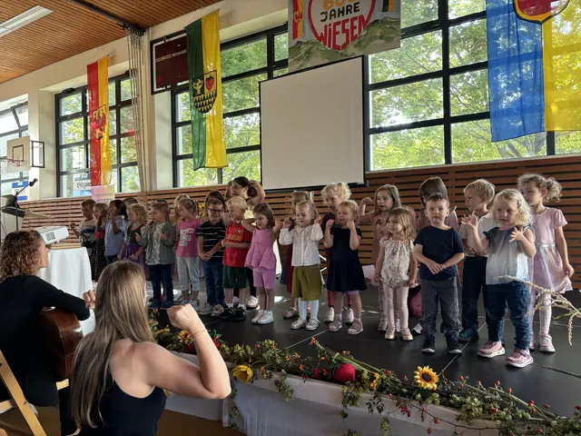 Die Wiesener Kindergartenkinder sangen ihrem Heimatort ein Geburtstagsständchen.  | Foto: MeinBezirk/Barbara Babonitsch-Diewald