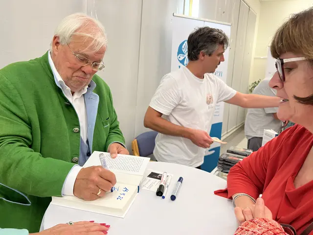 Wehrschütz signierte unermüdlich seine Bücher, die Buchwelten waren mit einem Verkaufsstand dabei. | Foto: Gesa Buzanich