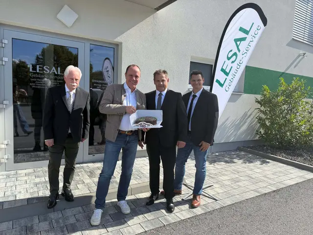 Sen. Chef Franz Salmhofer, NR Bgm. Christoph Stark, Geschäftsführer Uwe Hannes Schwarz und Junior Chef Nico Russmann mit der Gleisdorf Torte.  | Foto: Christoph Stark