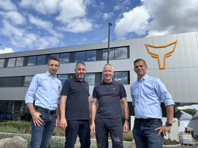 Vor dem neuen Betriebsgebäude von Aerospace Systems: Thomas Maier (CFO), Michael Schilling (Managing Director Aerospace Systems), Volker Fuchs (CEO) und Martin Leutner (Managing Director Test-Fuchs) | Foto: Daniel Schmidt