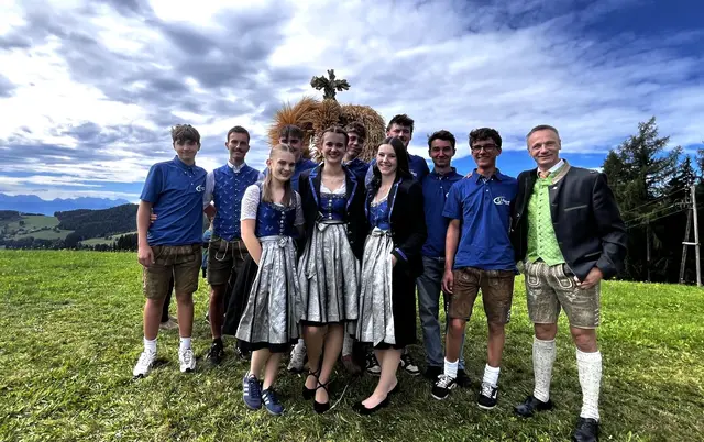 Die Landjugend Diex hat Mitte September mit dem großen Volksfest wieder für ein tolles Fest in Diex gesorgt. Bürgermeister Anton Napetschnig (re.) dankte der engagierten Jugend für ihre zahlreichen Aktivitäten im Ort. | Foto: Privat