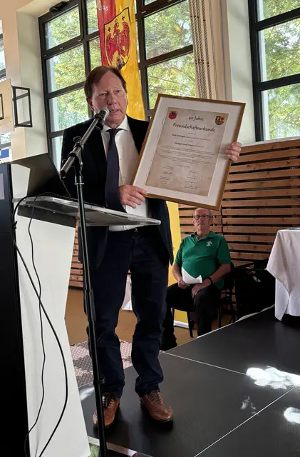 Bürgermeister Matthias Weghofer mit dem erneuerten Freundschaftsvertrag der Partnergemeinde Wittingen.  | Foto: MeinBezirk/Barbara Babonitsch-Diewald