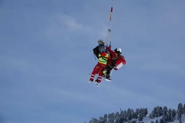 Einsatz der Bergrettung in Osttirol: Der Hubschrauber konnte die beiden Kletterer schließlich mit einem Tau aus der Wand bergen und an Bord bringen. (Archivbild) | Foto: Zoom.tirol