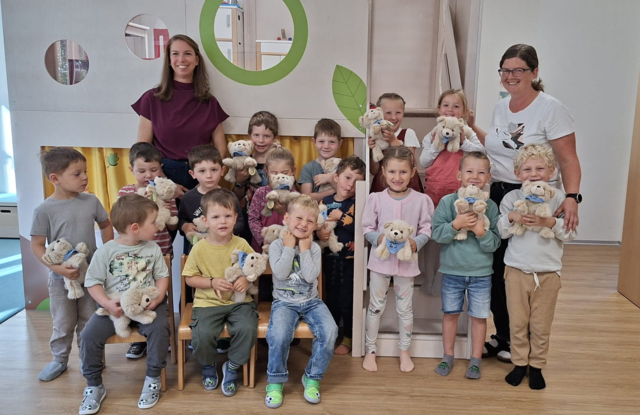 Strahlende Gesichter in Viehhofen: Die Kindergartenkinder mit ihren neuen Vespa Alp Days-Plüschhunden „LOUIS“, gemeinsam mit Bürgermeisterin Caroline Supersberger (hinten links) und Kindergartenleiterin Katharina Schwabl (hinten rechts). | Foto: Franz Schmalzl