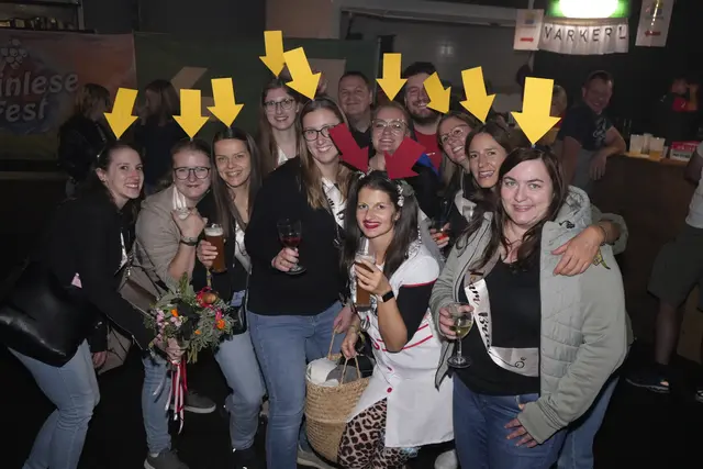 Isa, Resi, Anna, Karin, Sandra, Bertsche, Irene, Agnes, Karina &amp; Alex liesen es sich am heutigen Abend richtig gut gehen. | Foto: Marco Huber/zema-medien.de