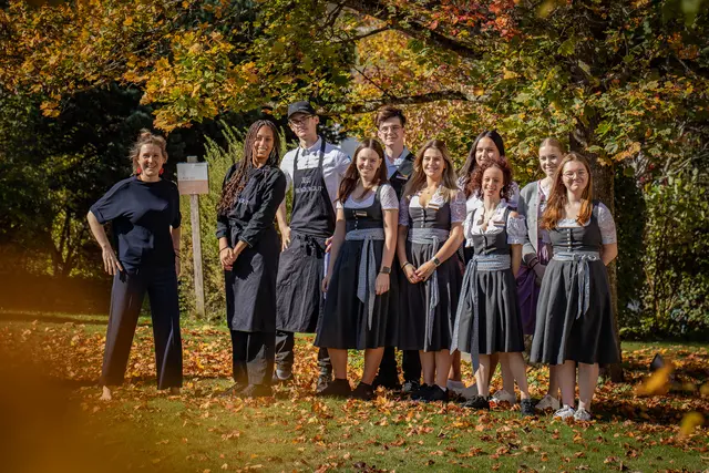Gastgeberin Eva-Maria Pürmayer mit den "Youngstars" die aktuell eine Lehre im Bergergut absolvieren.  | Foto: Stephanie Pürmayer